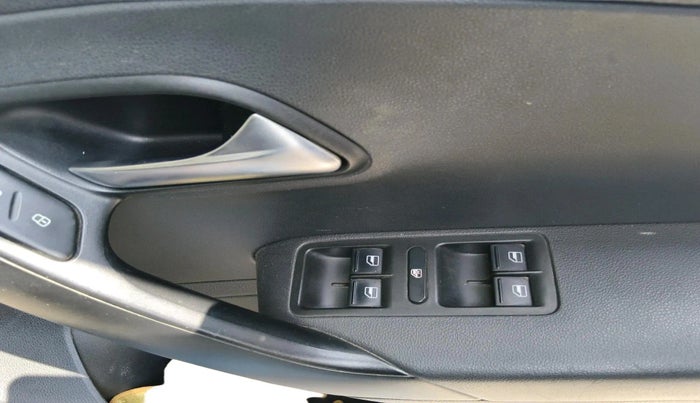 2017 Volkswagen Polo HIGHLINE PLUS 1.5 16 ALLOY, Diesel, Manual, 1,12,957 km, interior