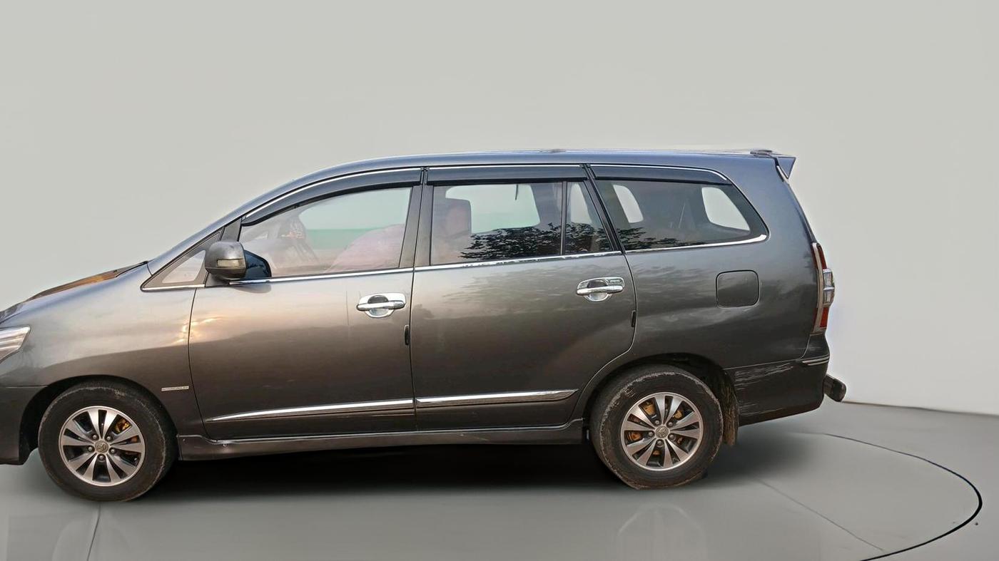 2014 Toyota Innova 2.5 VX 8 STR, Diesel, Manual, 2,76,627 km, exterior