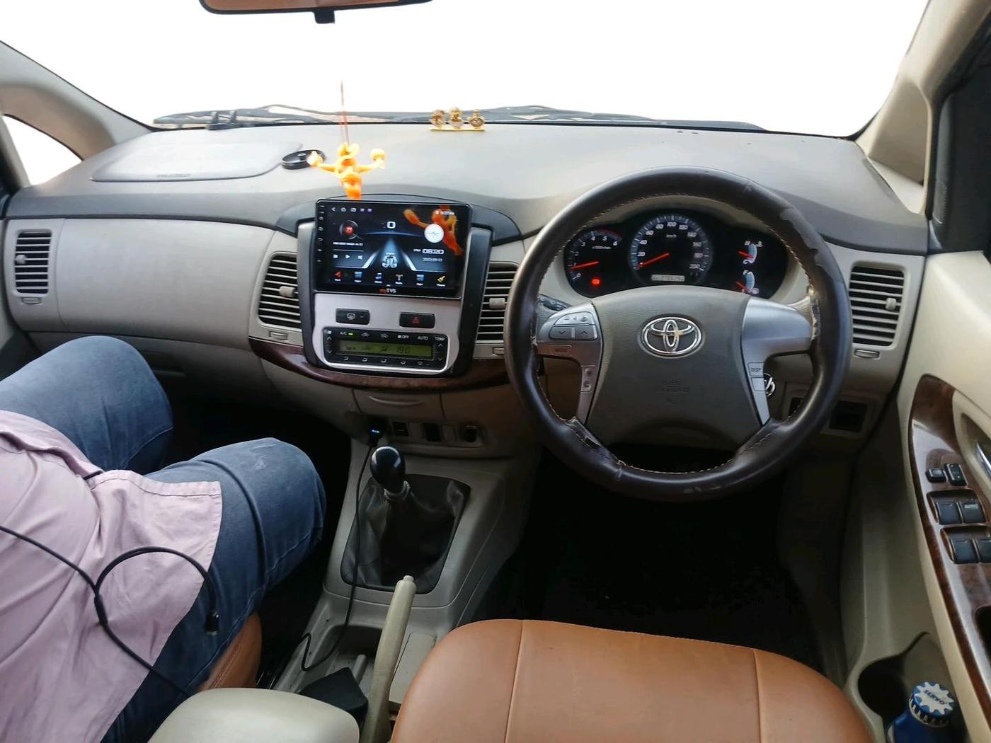 2014 Toyota Innova 2.5 VX 8 STR, Diesel, Manual, 2,76,627 km, interior