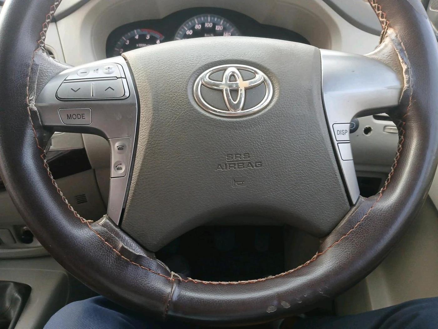 2014 Toyota Innova 2.5 VX 8 STR, Diesel, Manual, 2,76,627 km, interior