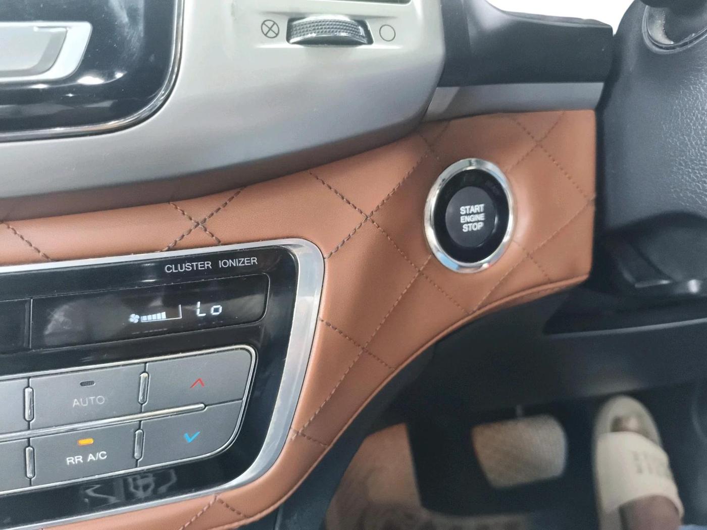 2020 Mahindra ALTURAS G4 4WD AT, Diesel, Automatic, 80,011 km, interior