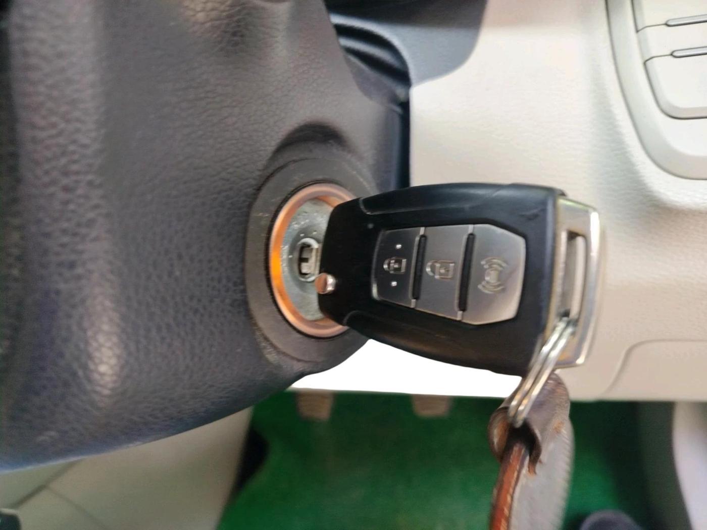 2020 Mahindra XUV300 W6 1.2 PETROL, Petrol, Manual, 15,224 km, interior