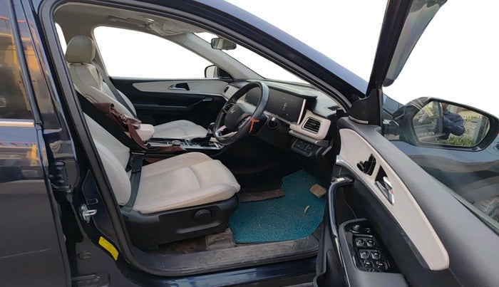 2021 Mahindra XUV700 AX 7 LUXURY P AT 7 STR, Petrol, Automatic, 25,000 km, interior