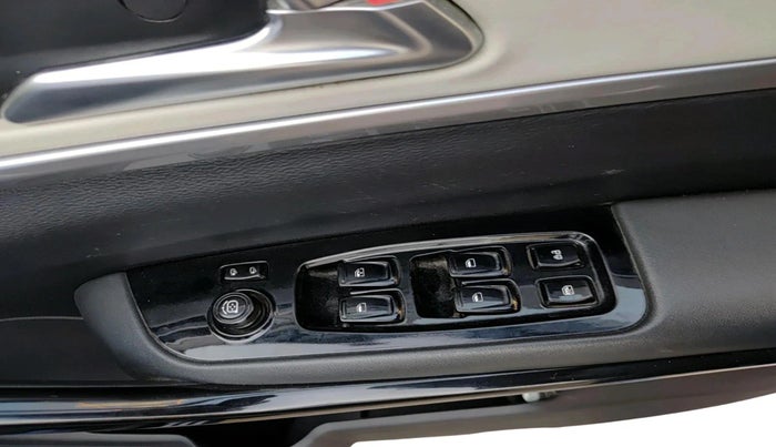 2021 Mahindra XUV700 AX 7 LUXURY P AT 7 STR, Petrol, Automatic, 25,000 km, interior