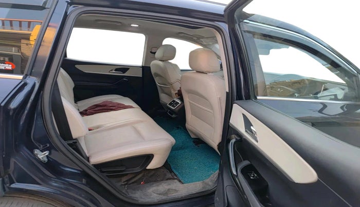 2021 Mahindra XUV700 AX 7 LUXURY P AT 7 STR, Petrol, Automatic, 25,000 km, interior