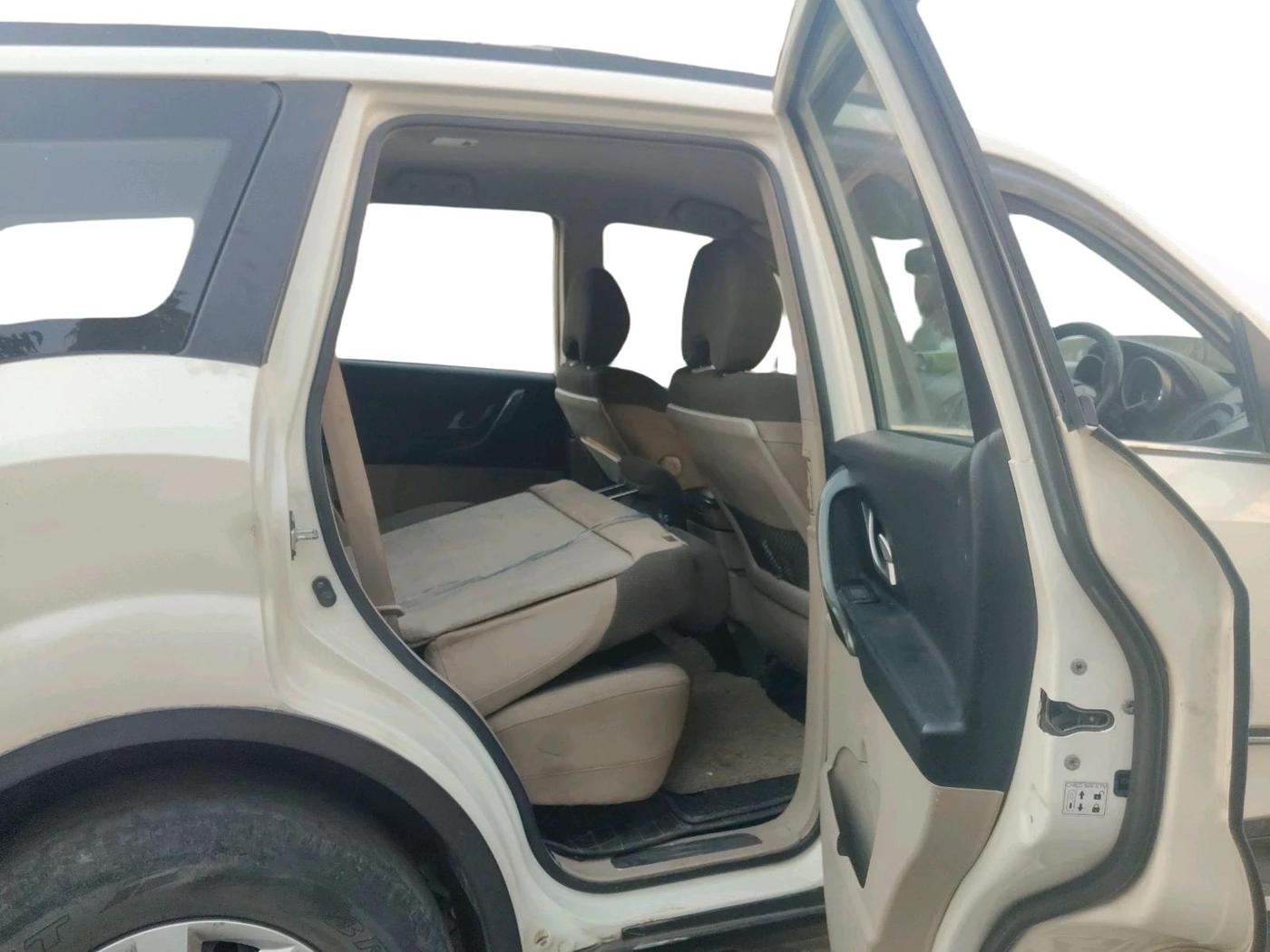 2018 Mahindra XUV500 W6 AT 1.99, Diesel, Automatic, 1,10,899 km, interior