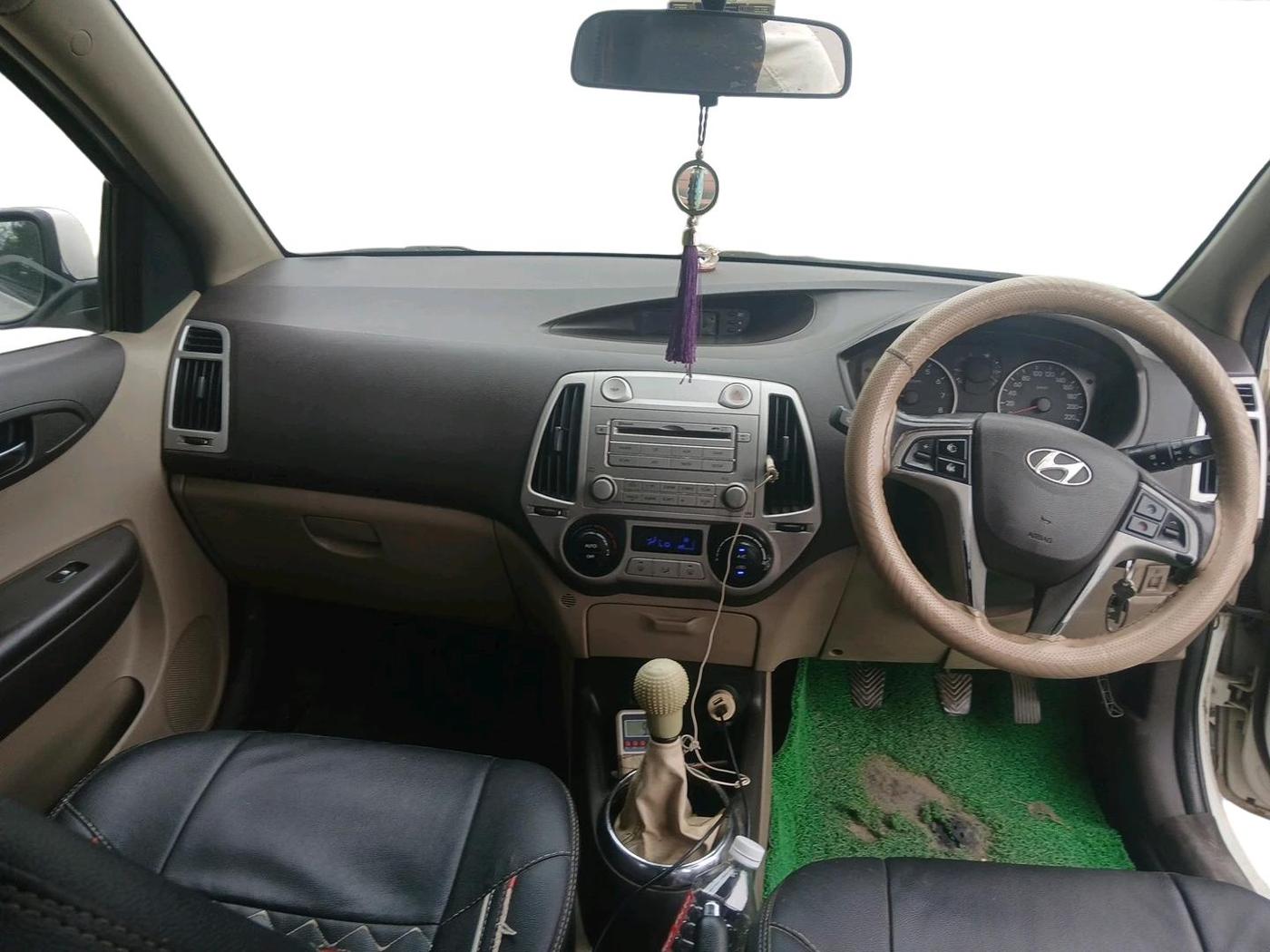 2011 Hyundai i20 SPORTZ 1.2, CNG, Manual, 1,72,089 km, interior