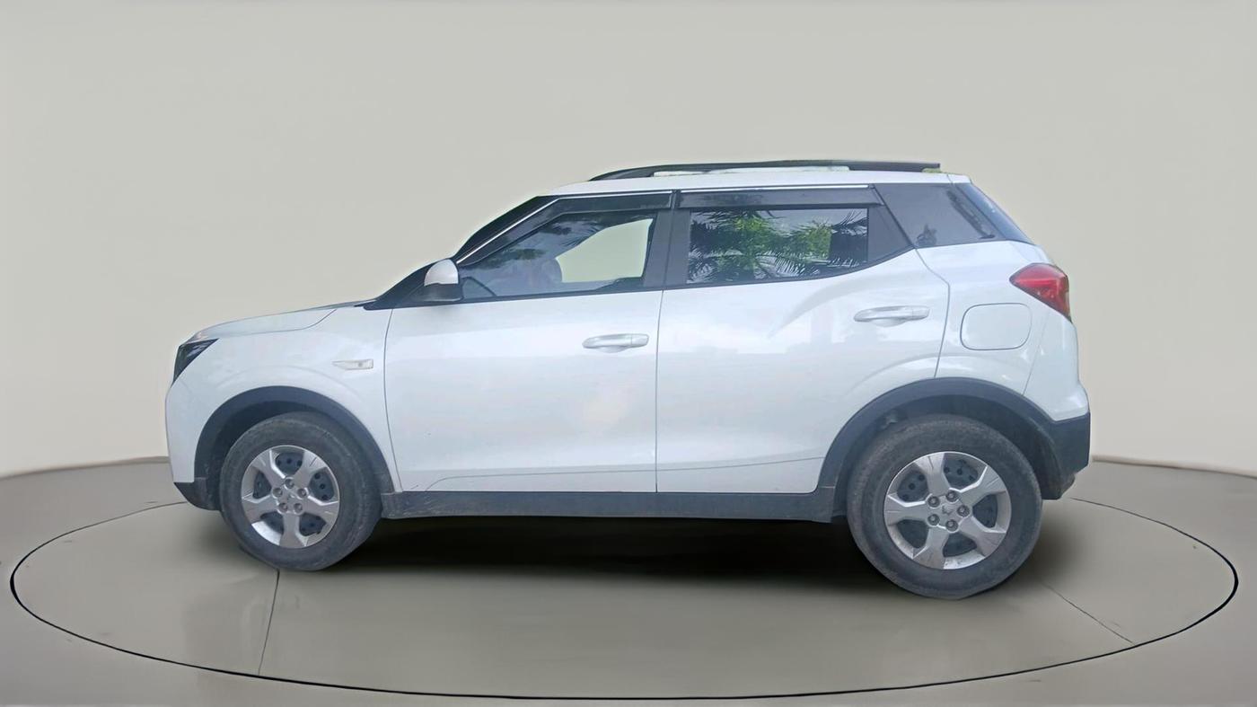 2023 Mahindra XUV300 W6 1.2 PETROL, Petrol, Manual, 30,575 km, exterior