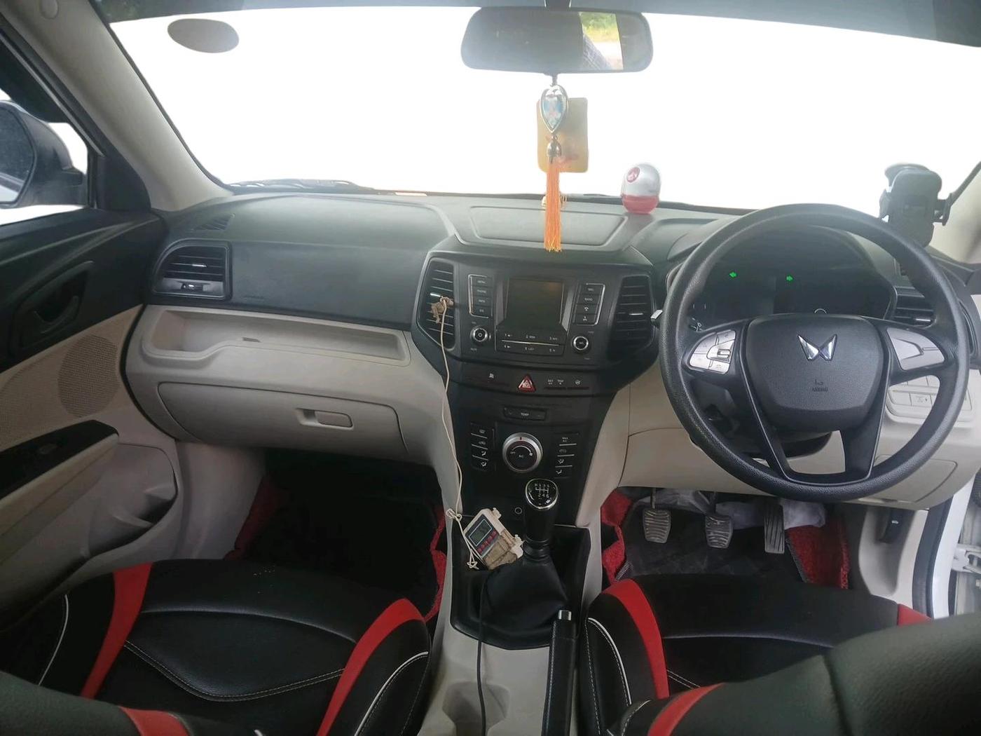 2023 Mahindra XUV300 W6 1.2 PETROL, Petrol, Manual, 30,575 km, interior