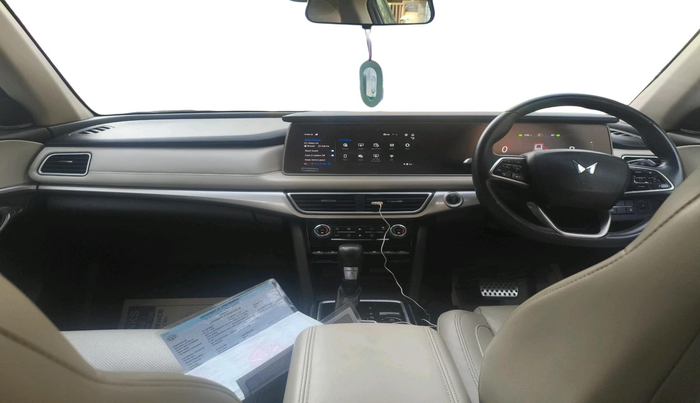 2022 Mahindra XUV700 AX 7 LUXURY D AWD AT 7 STR, Diesel, Automatic, 65,123 km, interior