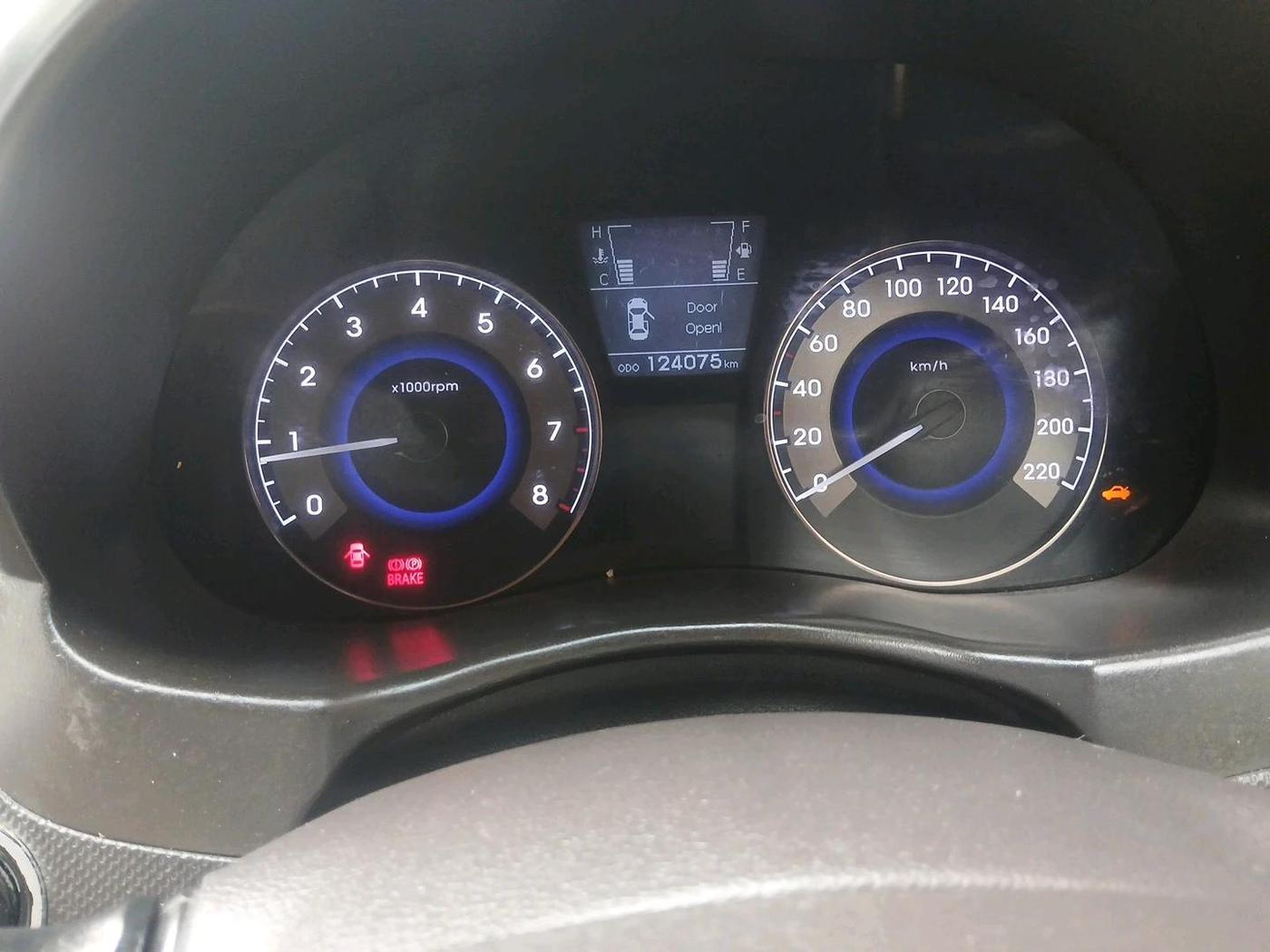 2014 Hyundai Verna FLUIDIC 1.6 VTVT SX, Petrol, Manual, 1,24,075 km, interior