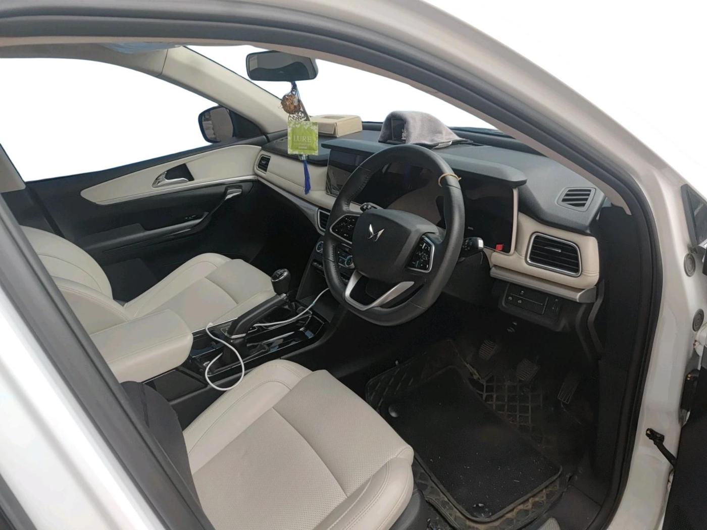 2023 Mahindra XUV700 AX 7 D MT 7 STR, Diesel, Manual, 26,375 km, interior