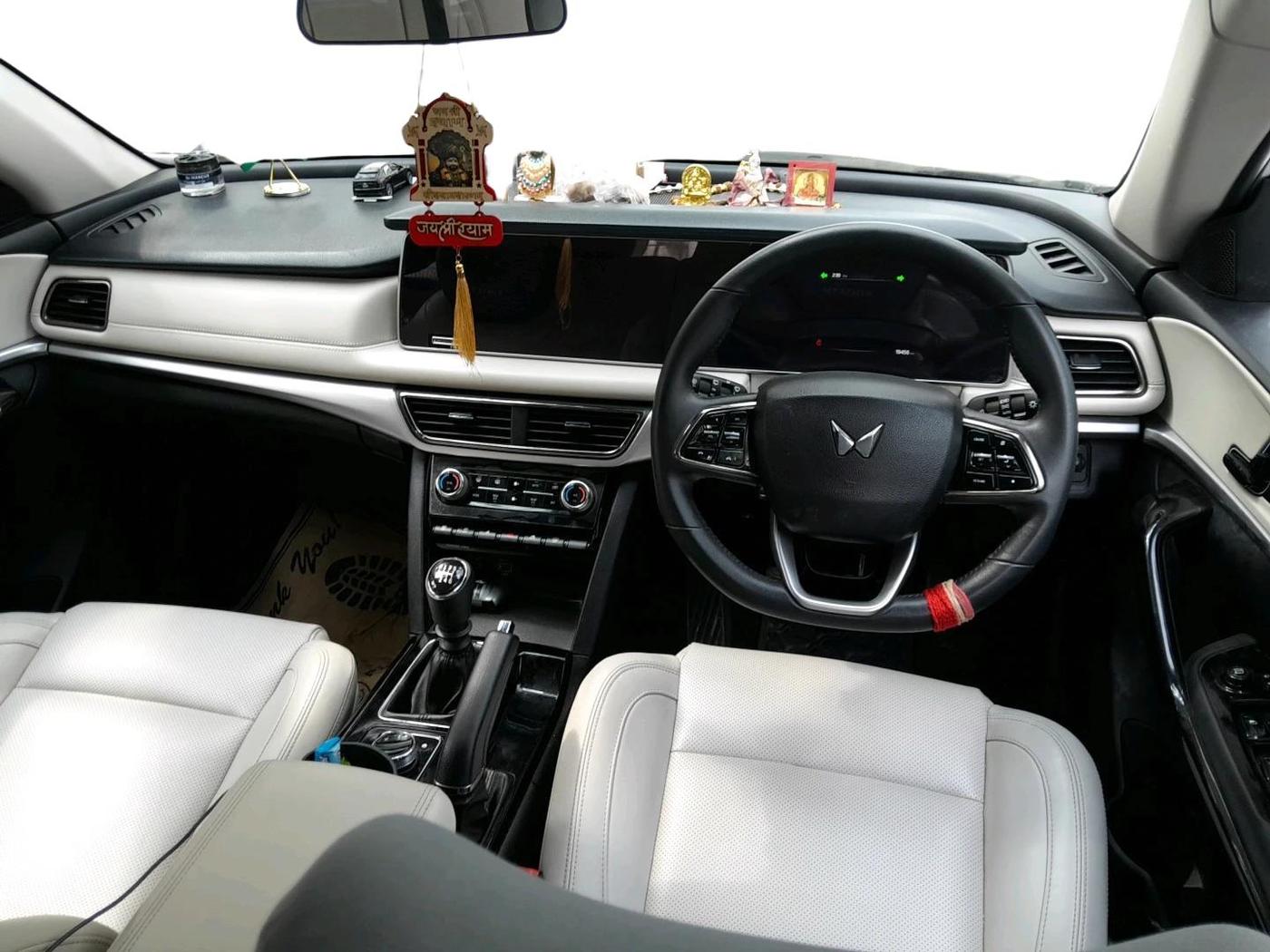 2024 Mahindra XUV700 AX 7 P MT 7 STR, Petrol, Manual, 19,456 km, interior