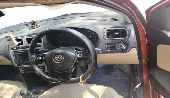 2014 Volkswagen Polo HIGHLINE1.5L, Diesel, Manual, 1,09,487 km, interior