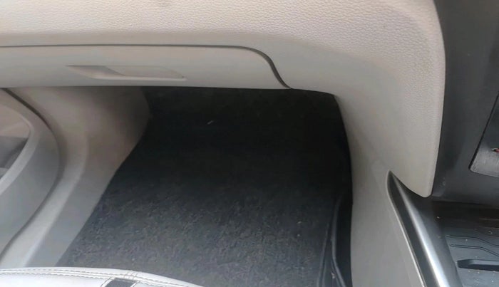 2019 Mahindra XUV300 W8 1.2 PETROL, Petrol, Manual, 80,096 km, interior