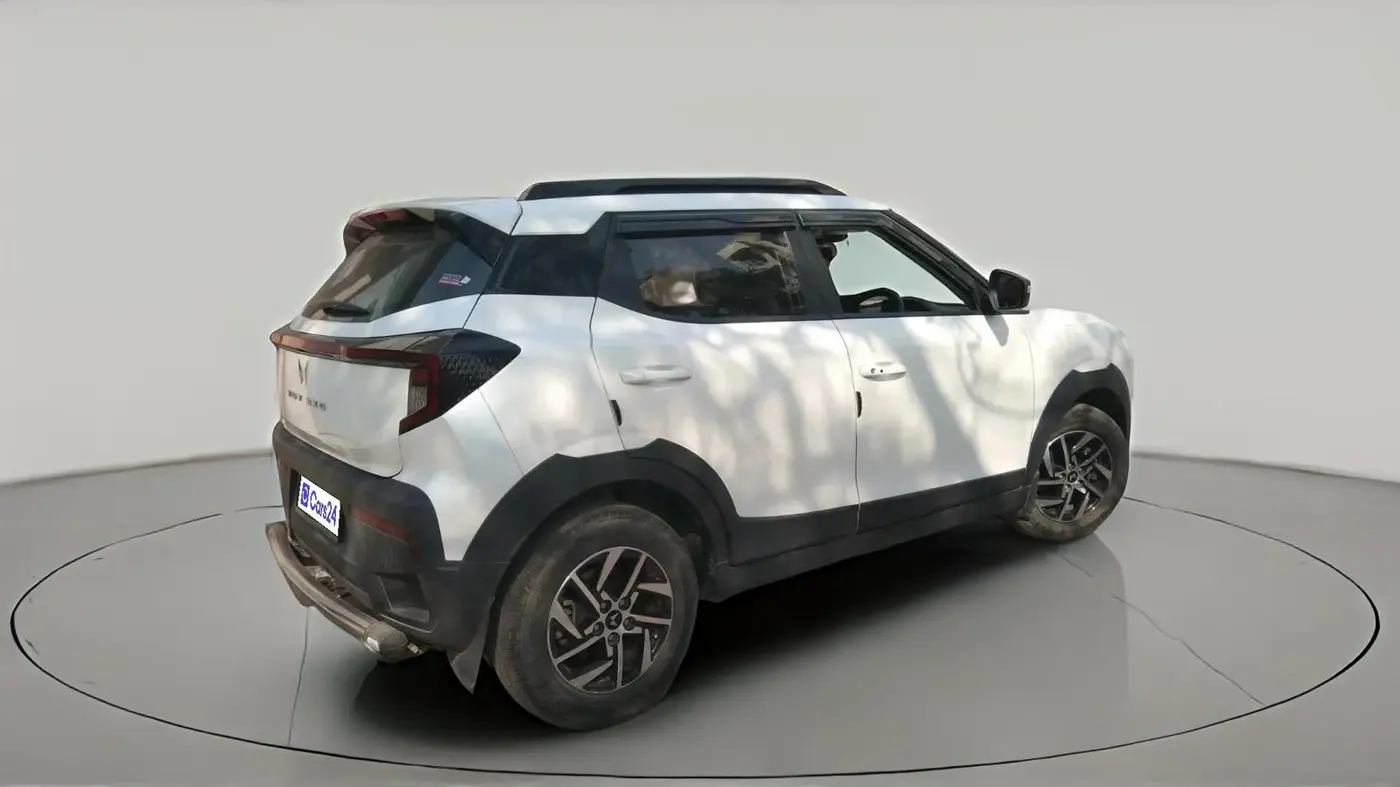 2024 Mahindra XUV 3XO AX5 1.2 L TCMPFi, Petrol, Manual, 7,500 km, exterior