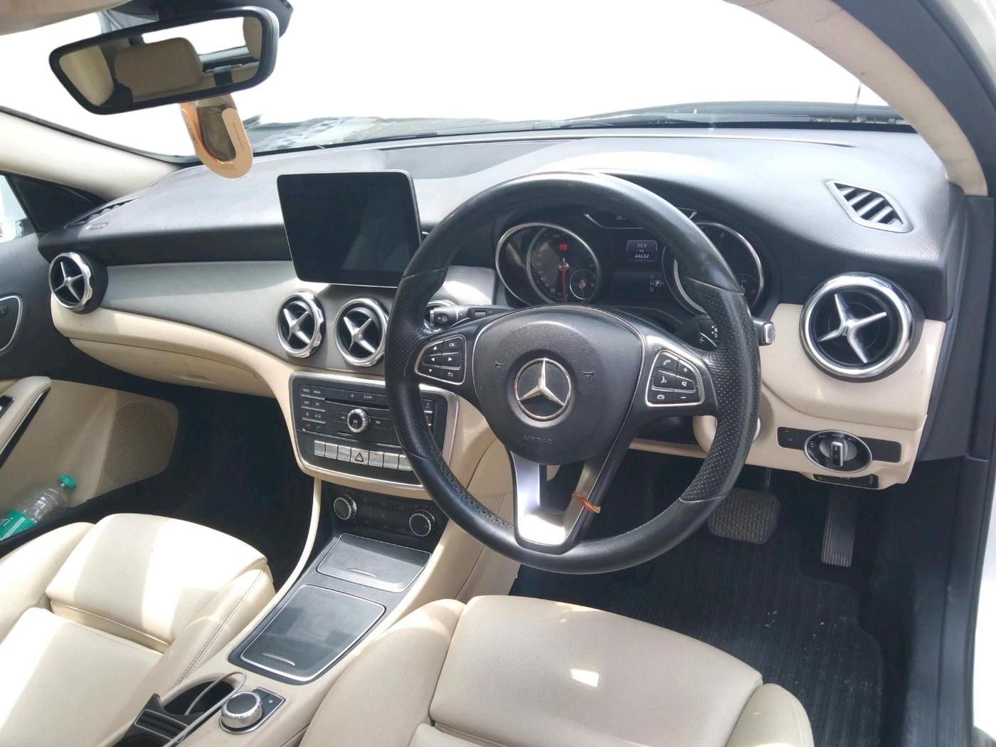 2017 Mercedes Benz GLA Class 220D 4MATIC, Diesel, Automatic, 44,634 km, interior