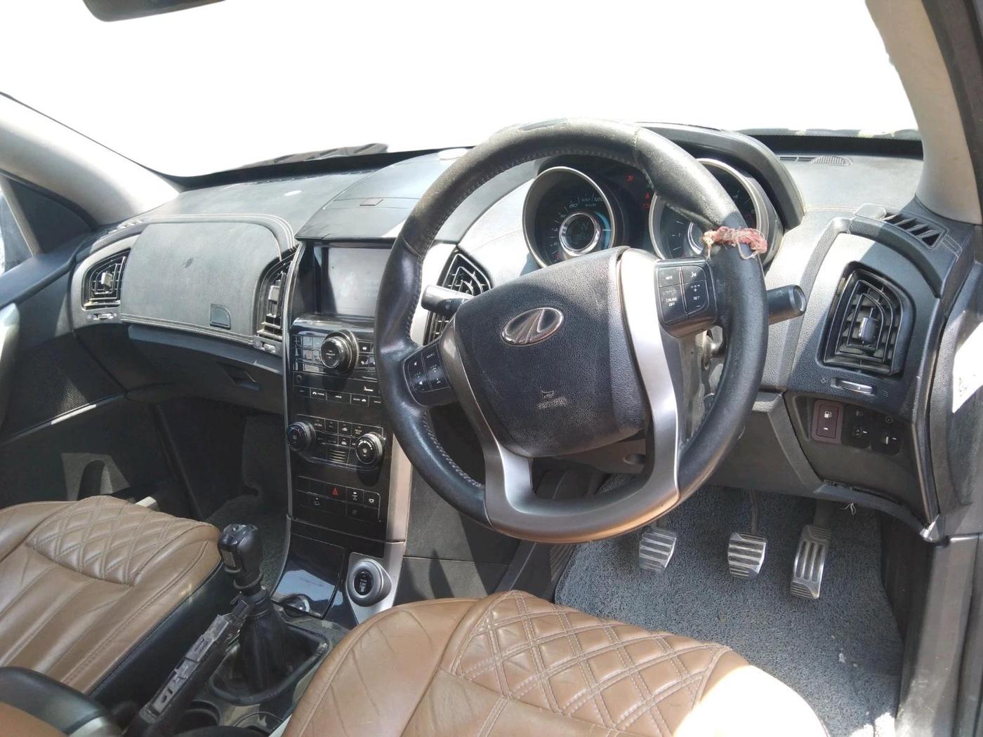 2019 Mahindra XUV500 W11, Diesel, Manual, 1,96,502 km, interior