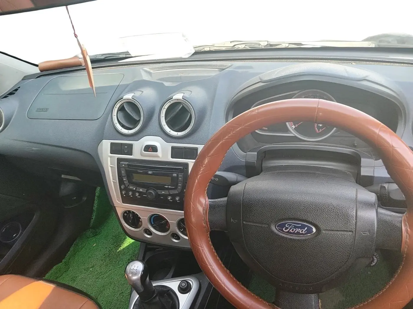 2013 Ford Figo TITANIUM 1.4 DIESEL, Diesel, Manual, 1,00,343 km, interior