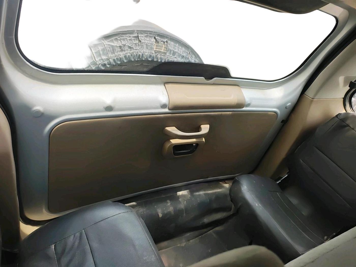 2018 Mahindra TUV300 T4 PLUS, Diesel, Manual, 1,35,596 km, interior