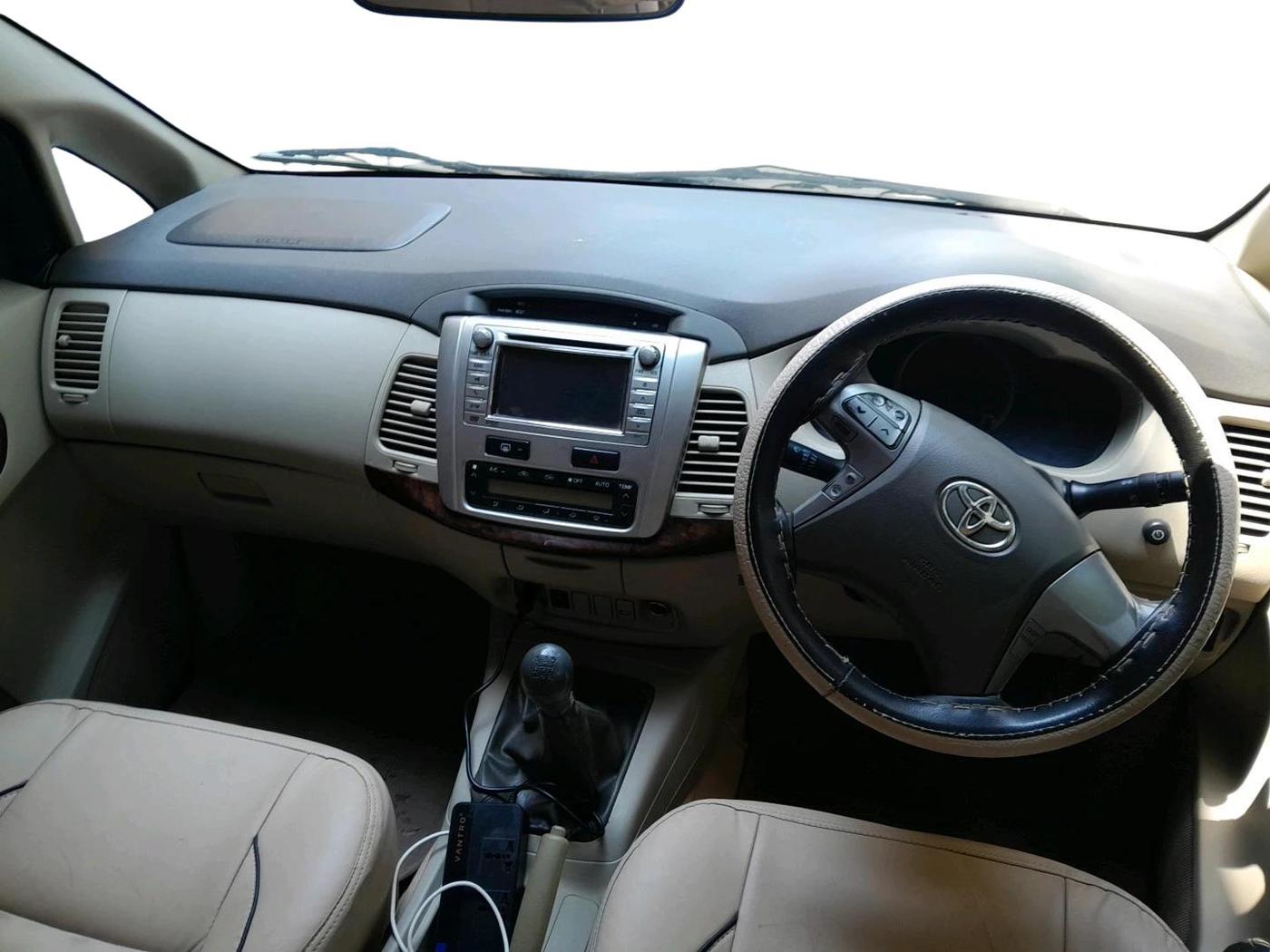 2013 Toyota Innova 2.5 VX 8 STR, Diesel, Manual, 1,33,836 km, interior