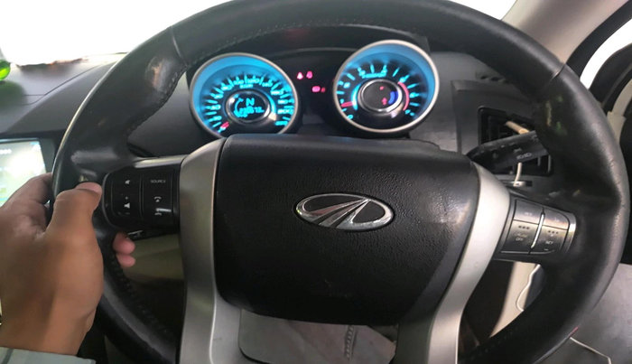 2017 Mahindra XUV500 W10, Diesel, Manual, 2,30,673 km, interior