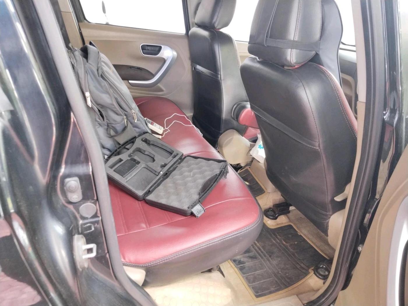 2015 Mahindra TUV300 T8, Diesel, Manual, 78,938 km, interior