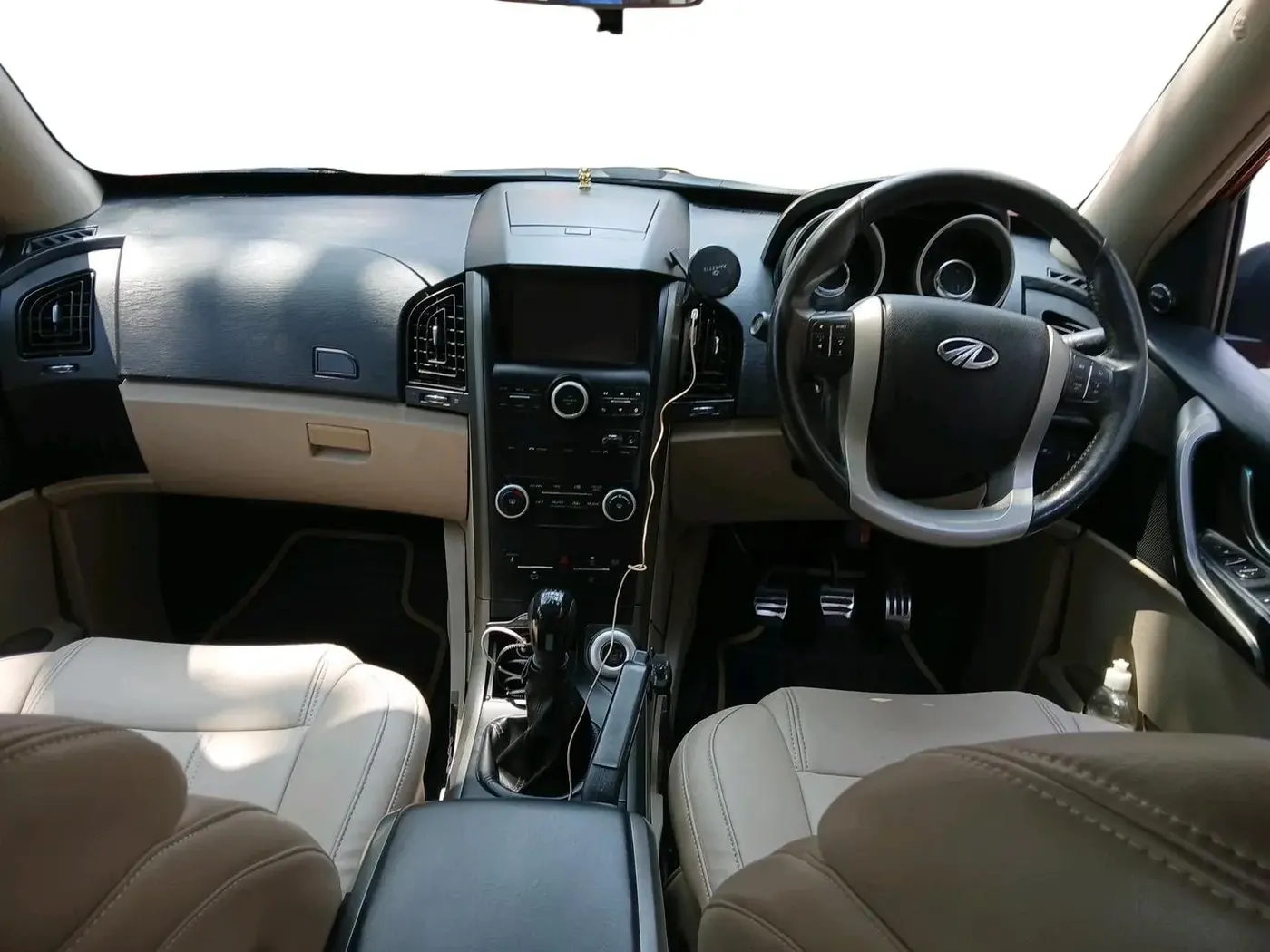 2015 Mahindra XUV500 W10, Diesel, Manual, 1,00,341 km, interior