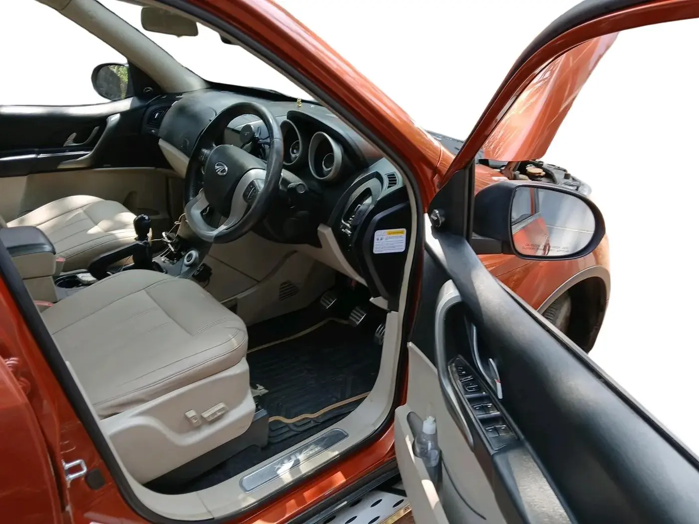 2015 Mahindra XUV500 W10, Diesel, Manual, 1,00,341 km, interior