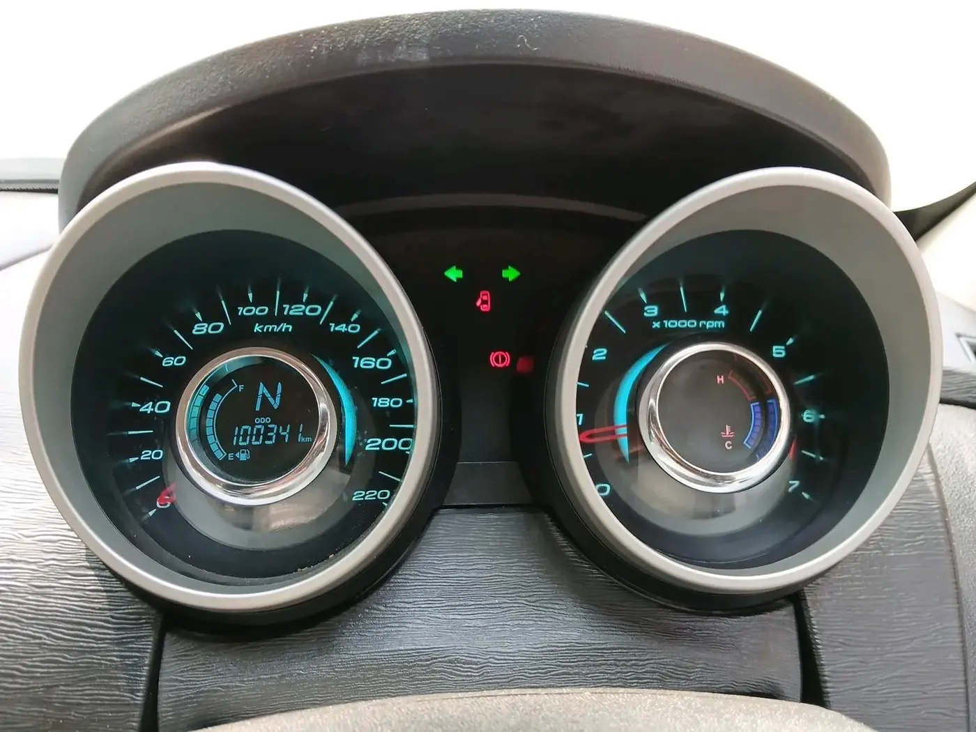 2015 Mahindra XUV500 W10, Diesel, Manual, 1,00,341 km, interior