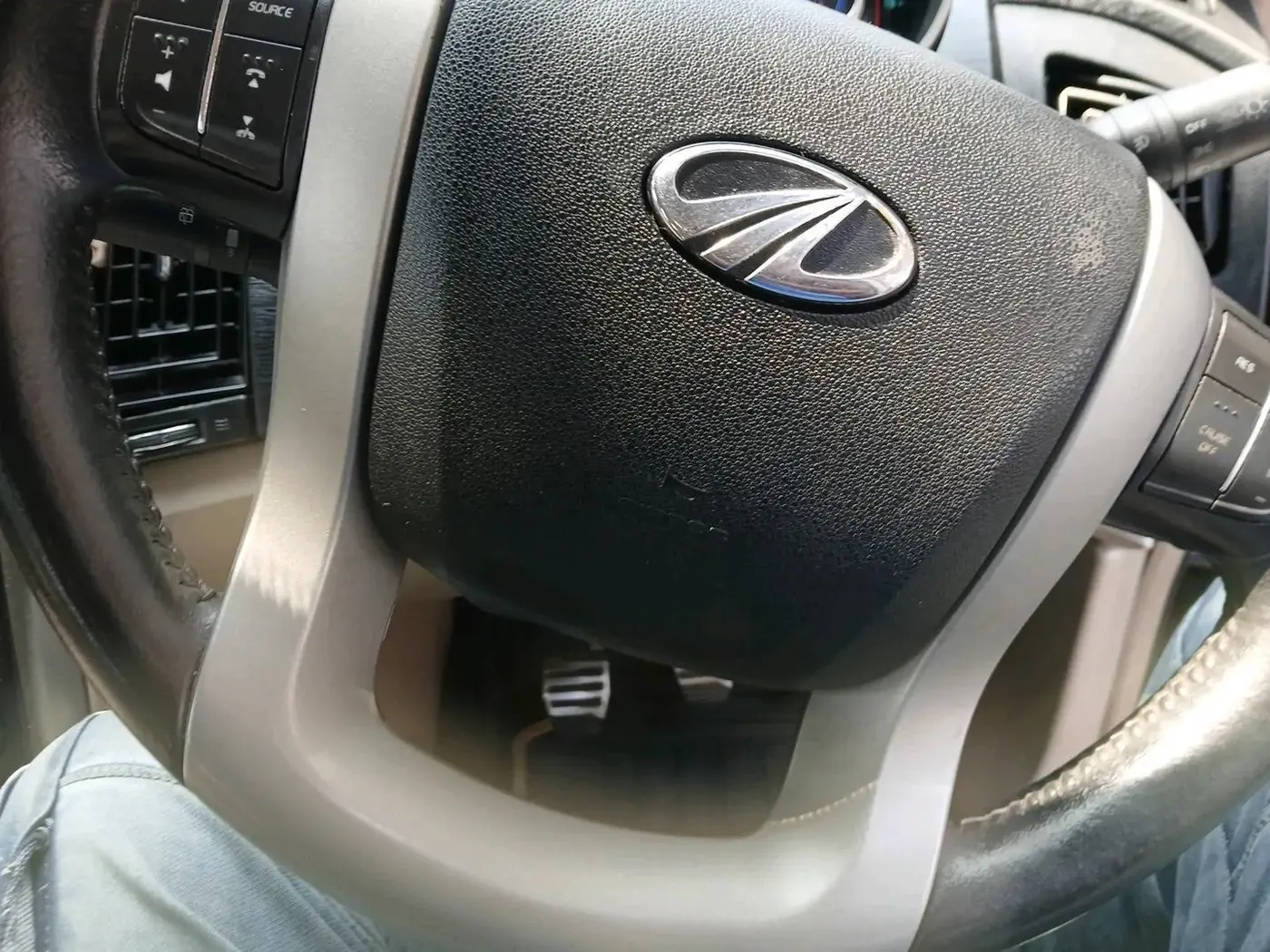 2015 Mahindra XUV500 W10, Diesel, Manual, 1,00,341 km, interior