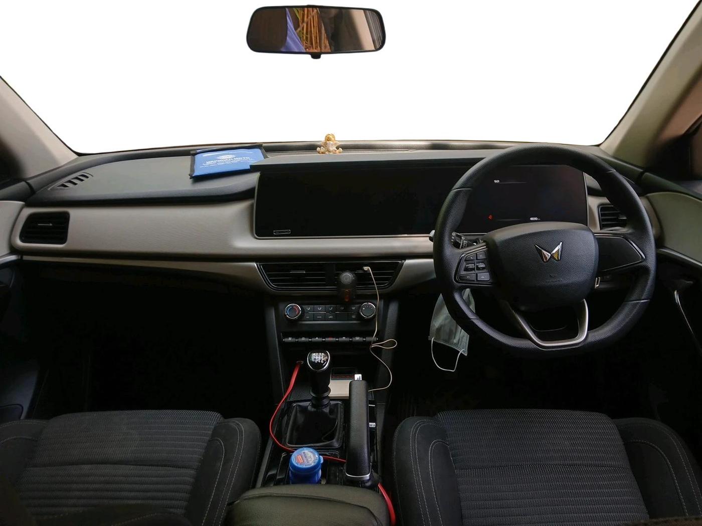 2021 Mahindra XUV700 AX 5 P MT 5 STR, Petrol, Manual, 48,310 km, interior
