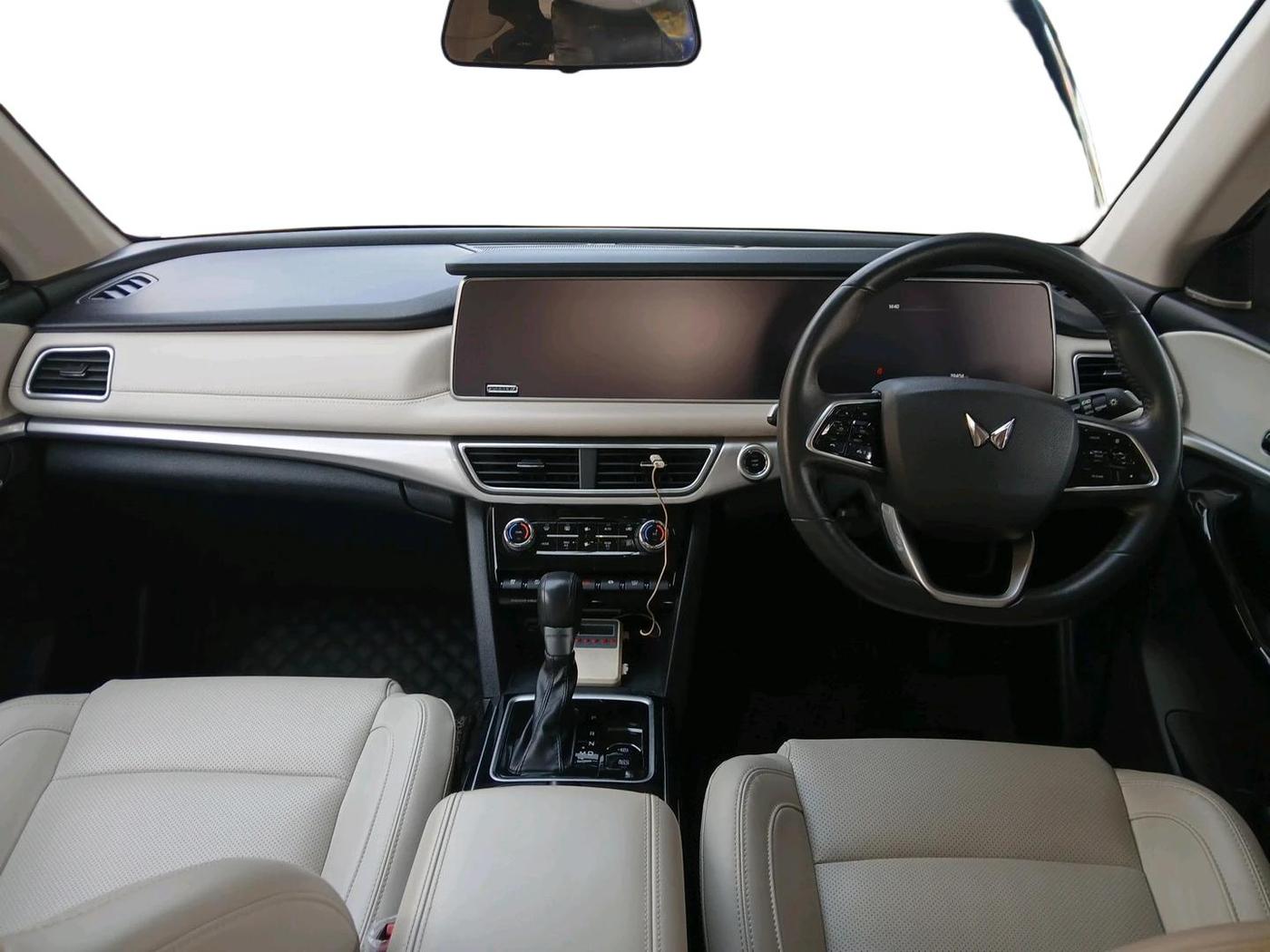 2022 Mahindra XUV700 AX 7 LUXURY P AT 7 STR, Petrol, Automatic, 29,404 km, interior
