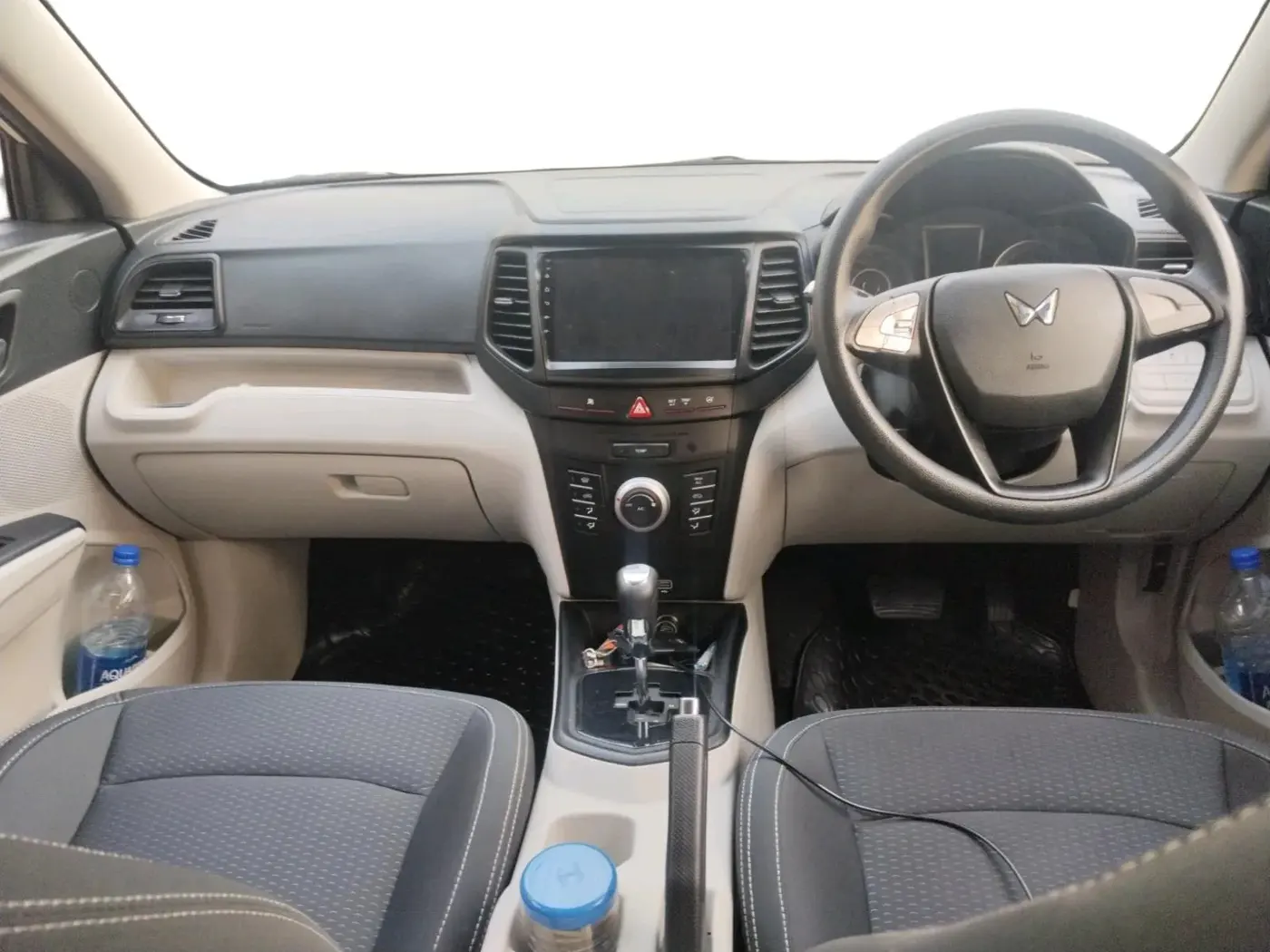 2022 Mahindra XUV300 W6 1.2 PETROL AMT, Petrol, Automatic, 23,341 km, interior