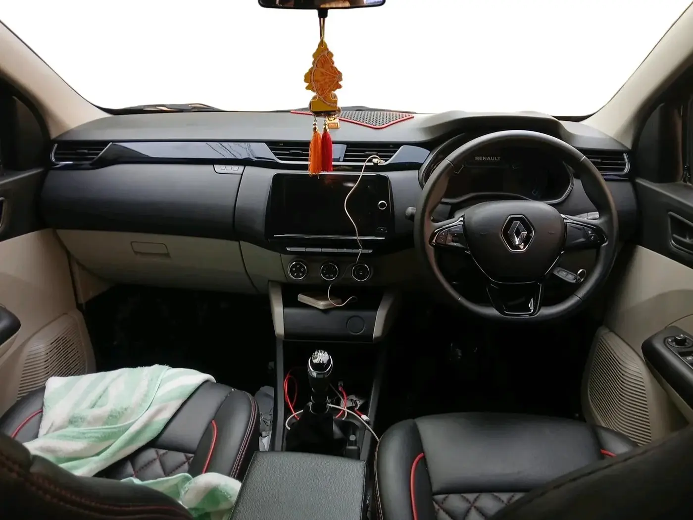 2024 Renault TRIBER RXT, Petrol, Manual, 8,372 km, interior