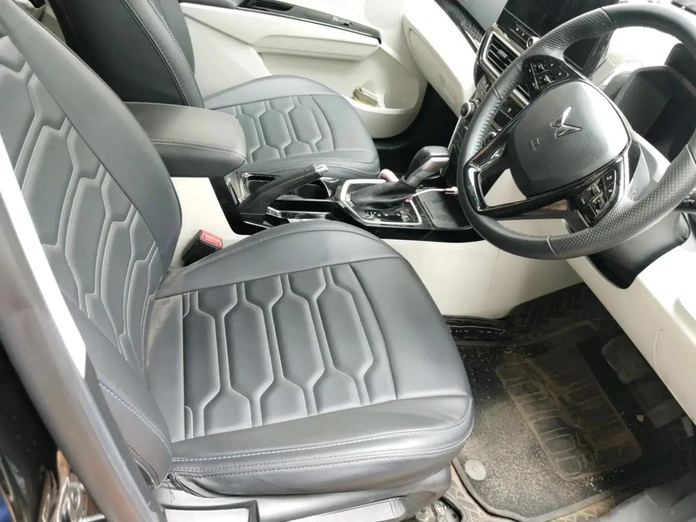 2025 Mahindra XUV 3XO AX5 1.2 L TCMPFI AT, Petrol, Automatic, 5,035 km, interior