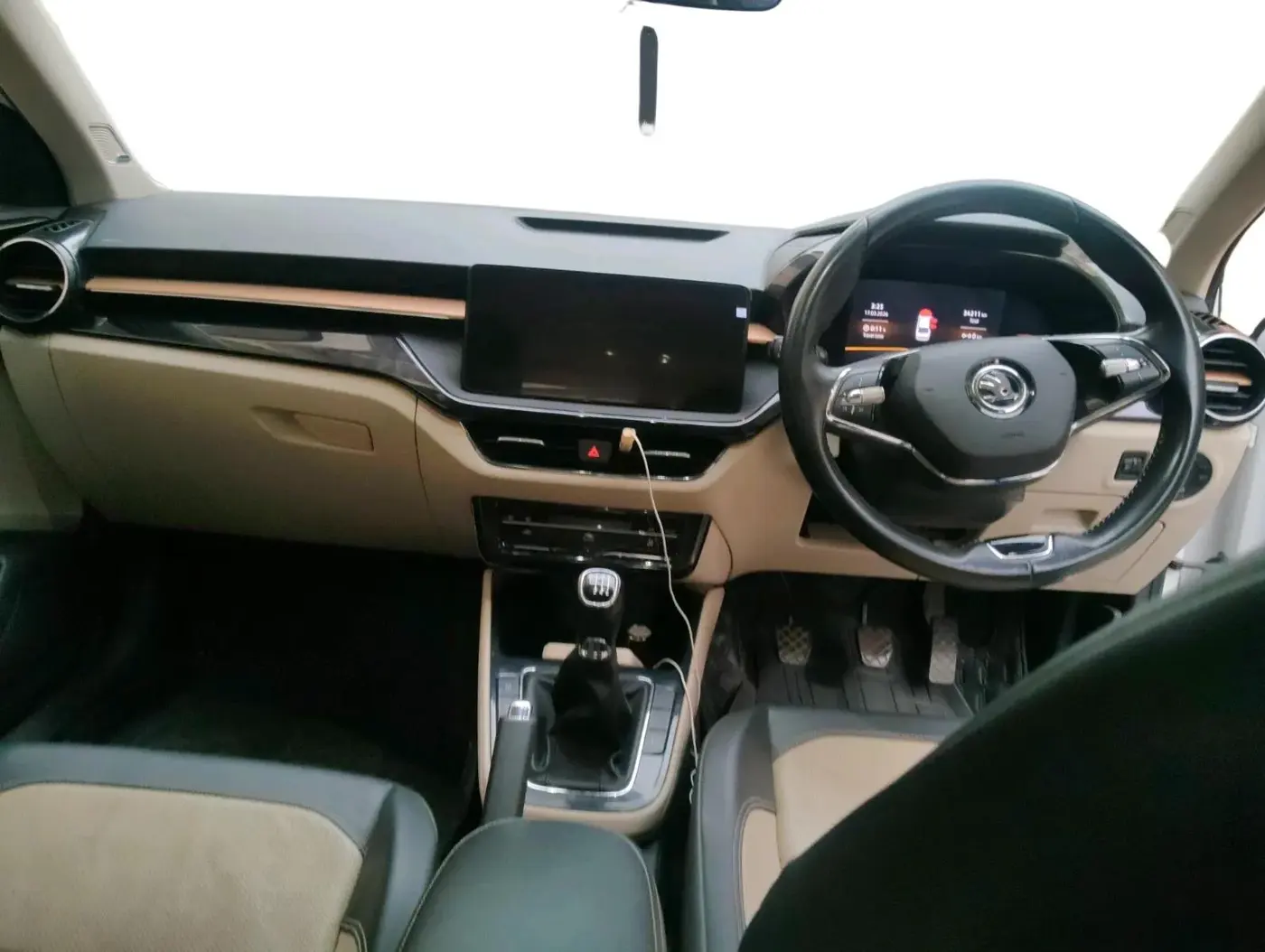 2022 Skoda SLAVIA STYLE 1.0L TSI MT, Petrol, Manual, 34,212 km, interior