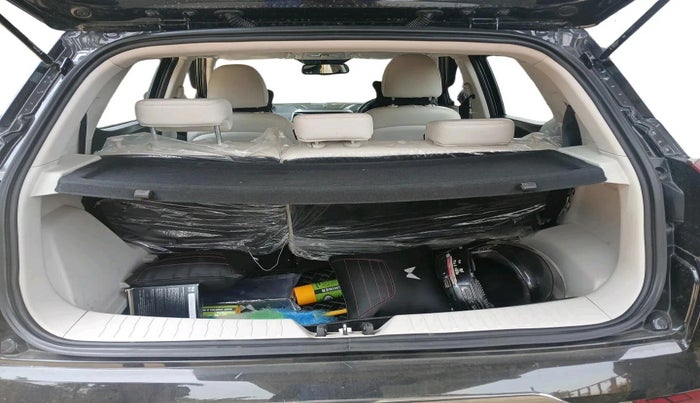 2024 Mahindra XUV300 W8 (O) 1.2 PETROL, Petrol, Manual, 13,174 km, exterior