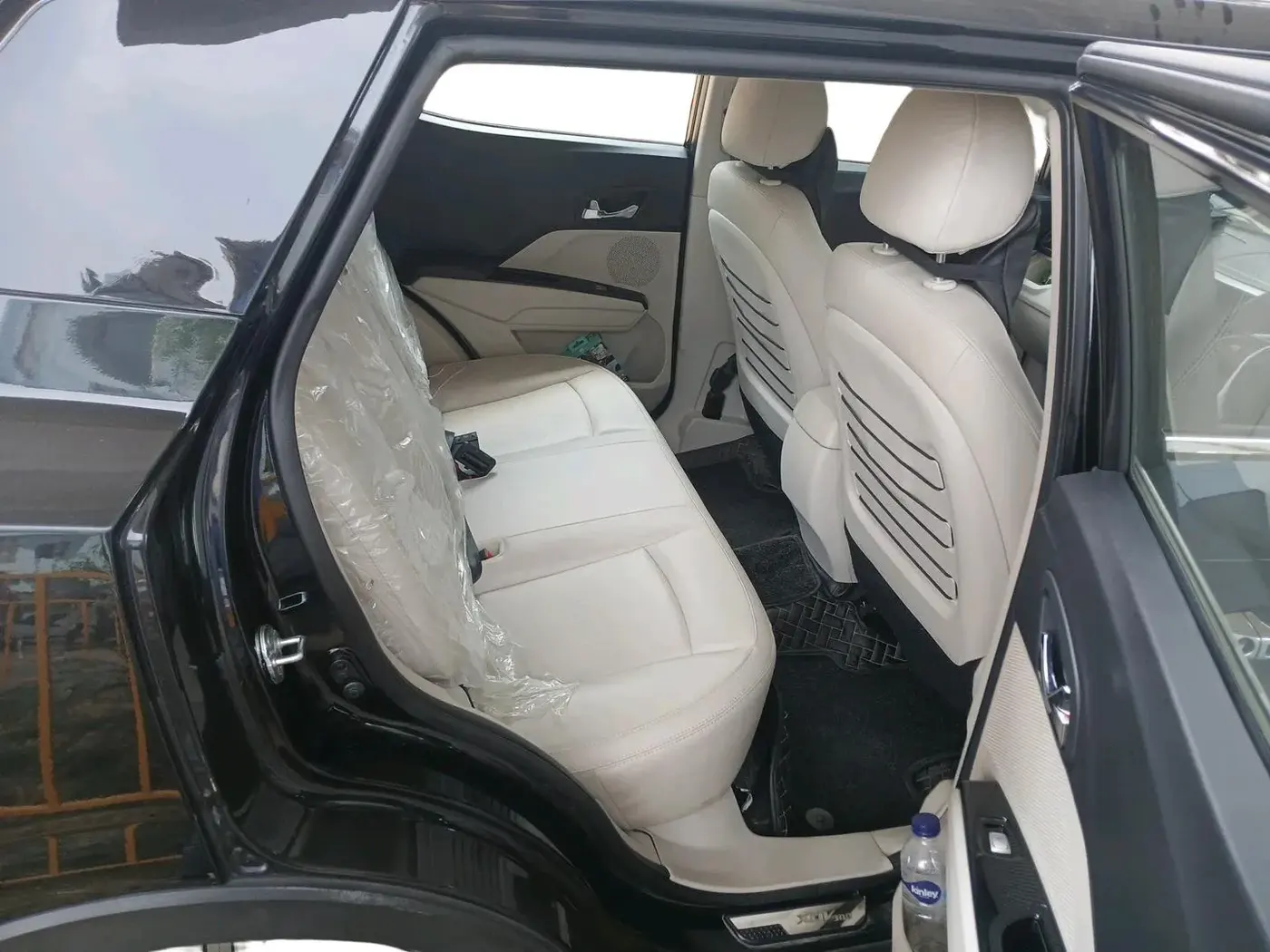 2024 Mahindra XUV300 W8 (O) 1.2 PETROL, Petrol, Manual, 13,174 km, interior