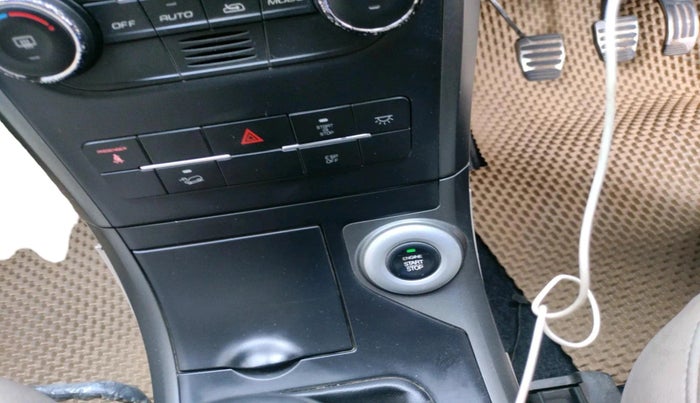 2015 Mahindra XUV500 W10, Diesel, Manual, 1,51,625 km, interior