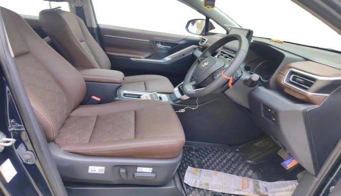 2025 Toyota INNOVA HYCROSS ZX HYBRID 7 STR, Hybrid, Automatic, 2,087 km, interior