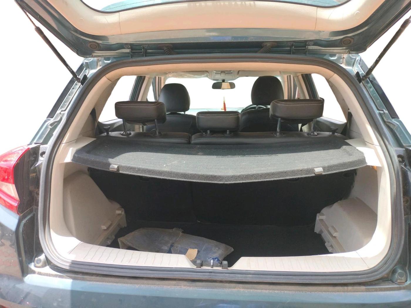 2021 Mahindra XUV300 W8 1.2 PETROL, Petrol, Manual, 32,077 km, exterior