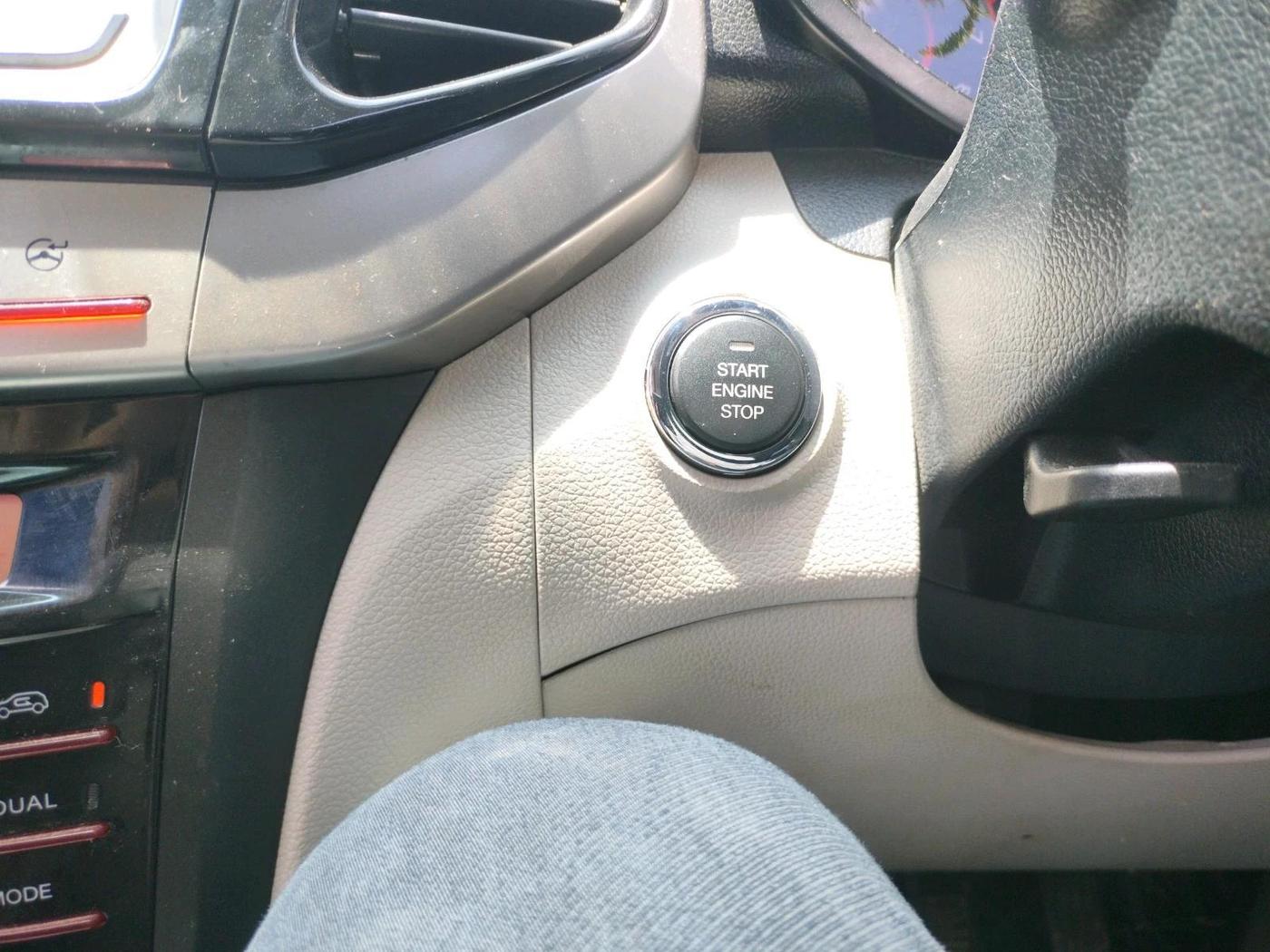 2021 Mahindra XUV300 W8 1.2 PETROL, Petrol, Manual, 32,077 km, interior