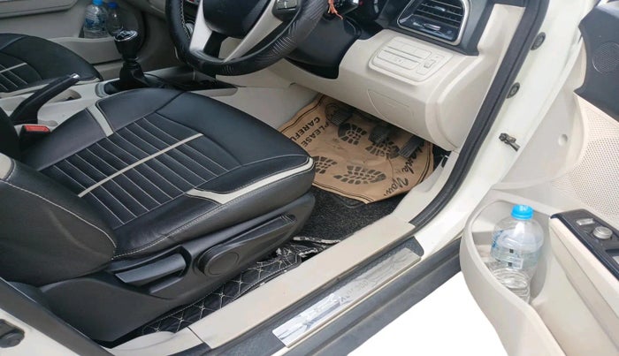 2022 Mahindra XUV300 W8 1.2 PETROL, Petrol, Manual, 35,359 km, interior