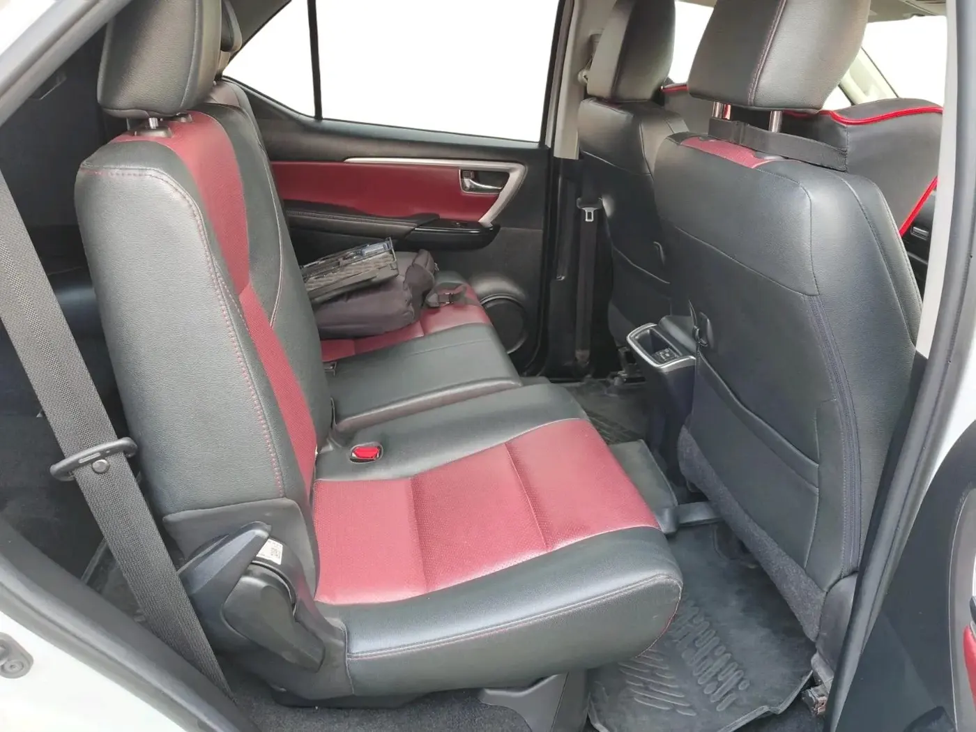 2025 Toyota Fortuner 4X4 AT 2.8 LEGENDER, Diesel, Automatic, 13,867 km, interior