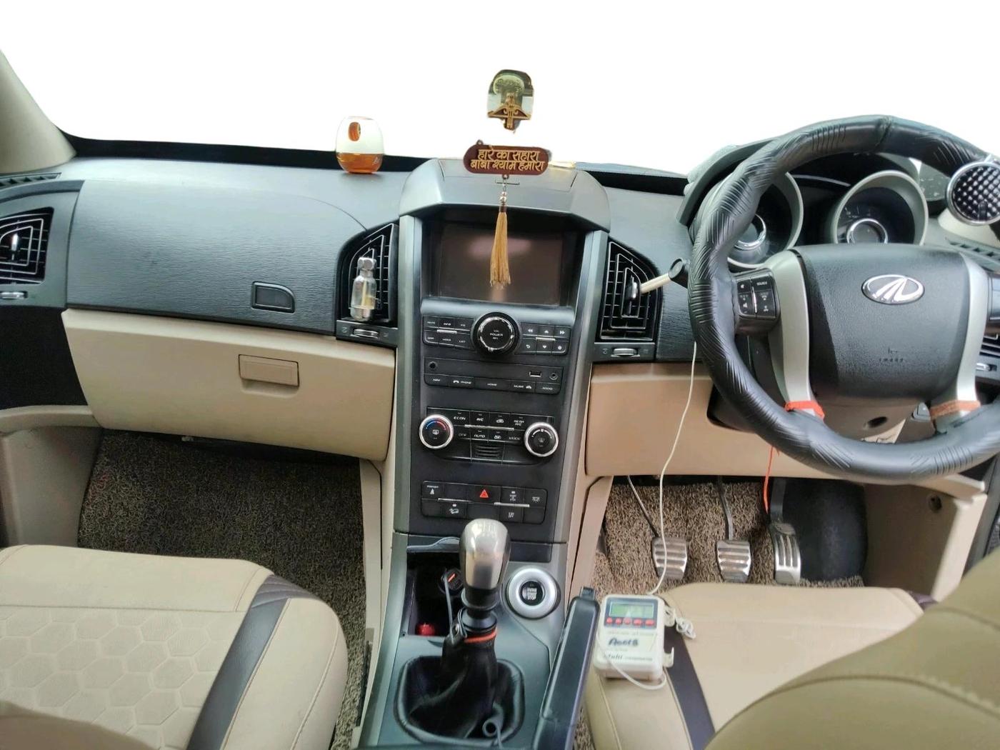 2017 Mahindra XUV500 W10, Diesel, Manual, 1,55,039 km, interior