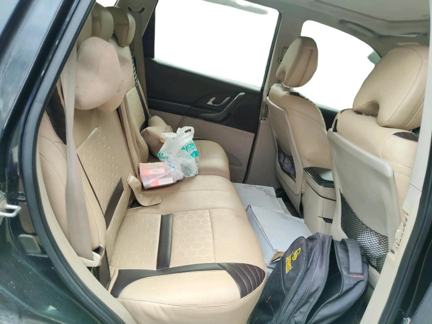 2017 Mahindra XUV500 W10, Diesel, Manual, 1,55,039 km, interior