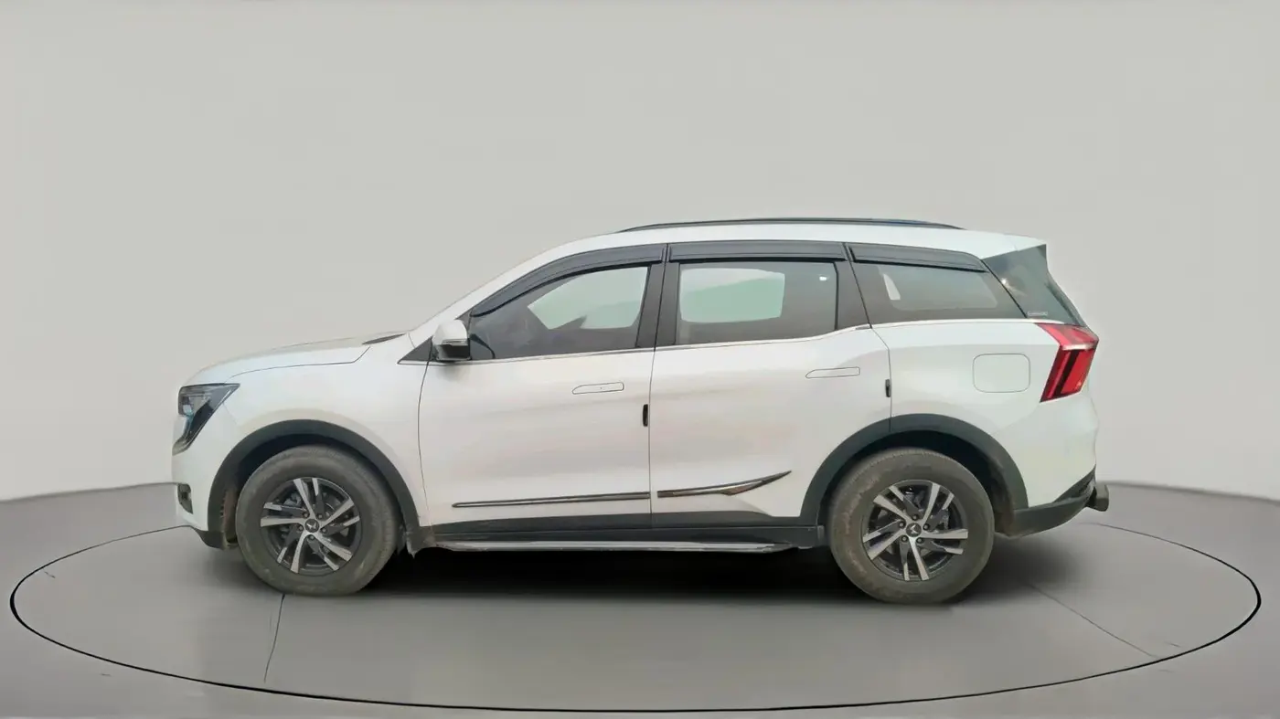 2022 Mahindra XUV700 AX 5 D MT 5 STR, Diesel, Manual, 14,00,000 km, exterior
