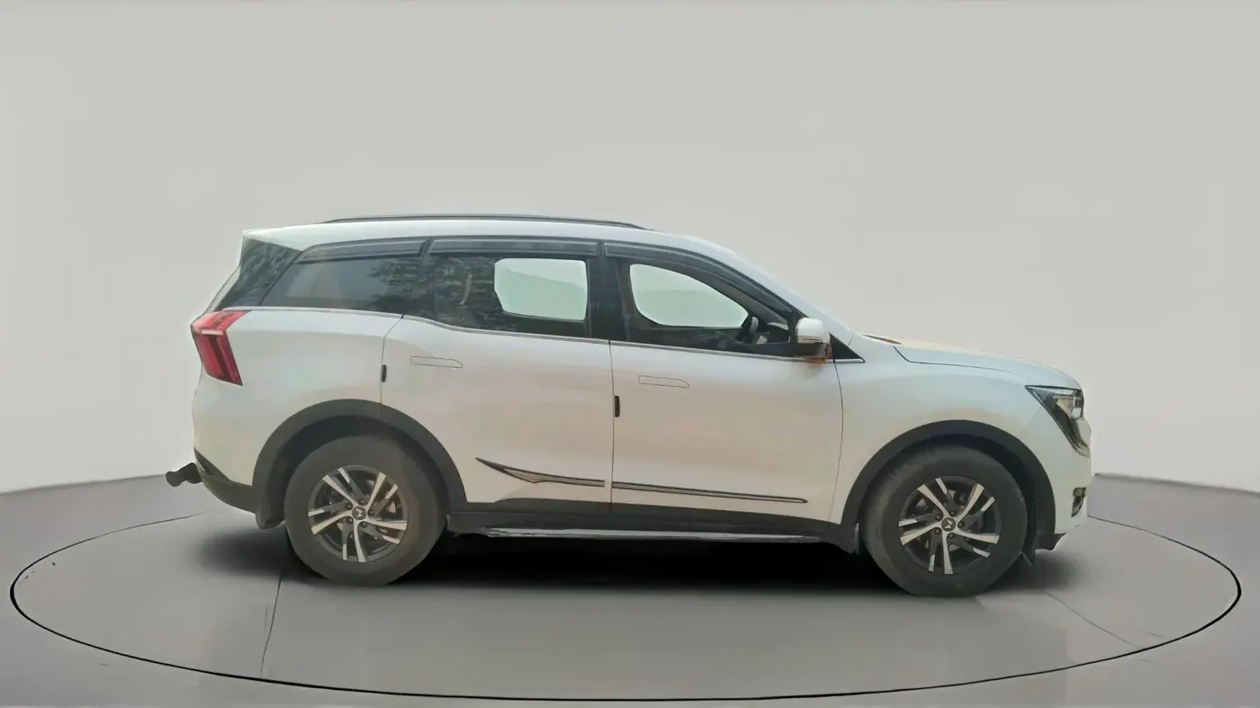 2022 Mahindra XUV700 AX 5 D MT 5 STR, Diesel, Manual, 14,00,000 km, exterior