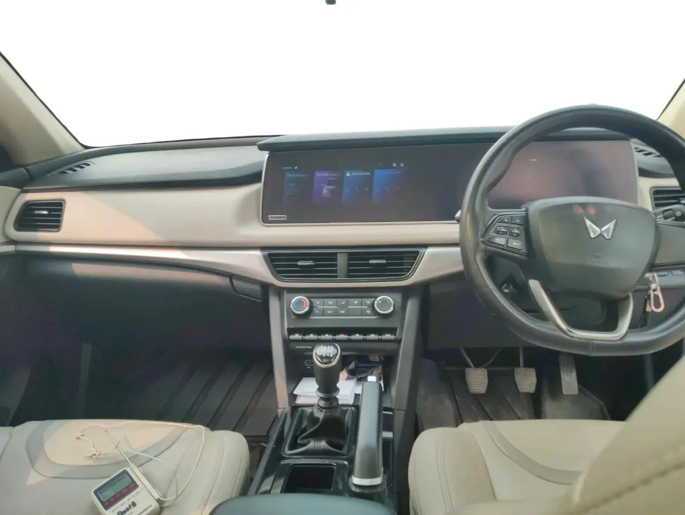 2022 Mahindra XUV700 AX 5 D MT 5 STR, Diesel, Manual, 14,00,000 km, interior